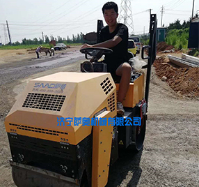 座駕振動(dòng)壓路機(jī)，路面壓實(shí)施工現(xiàn)場(chǎng)